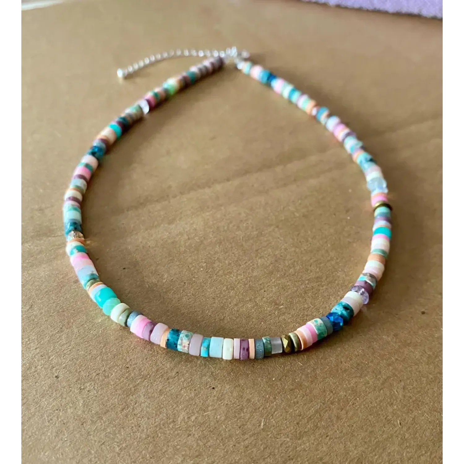 Bunte Halskette mit Heishi Perlen
