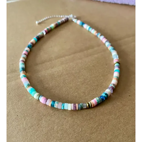 Bunte Halskette mit Heishi Perlen