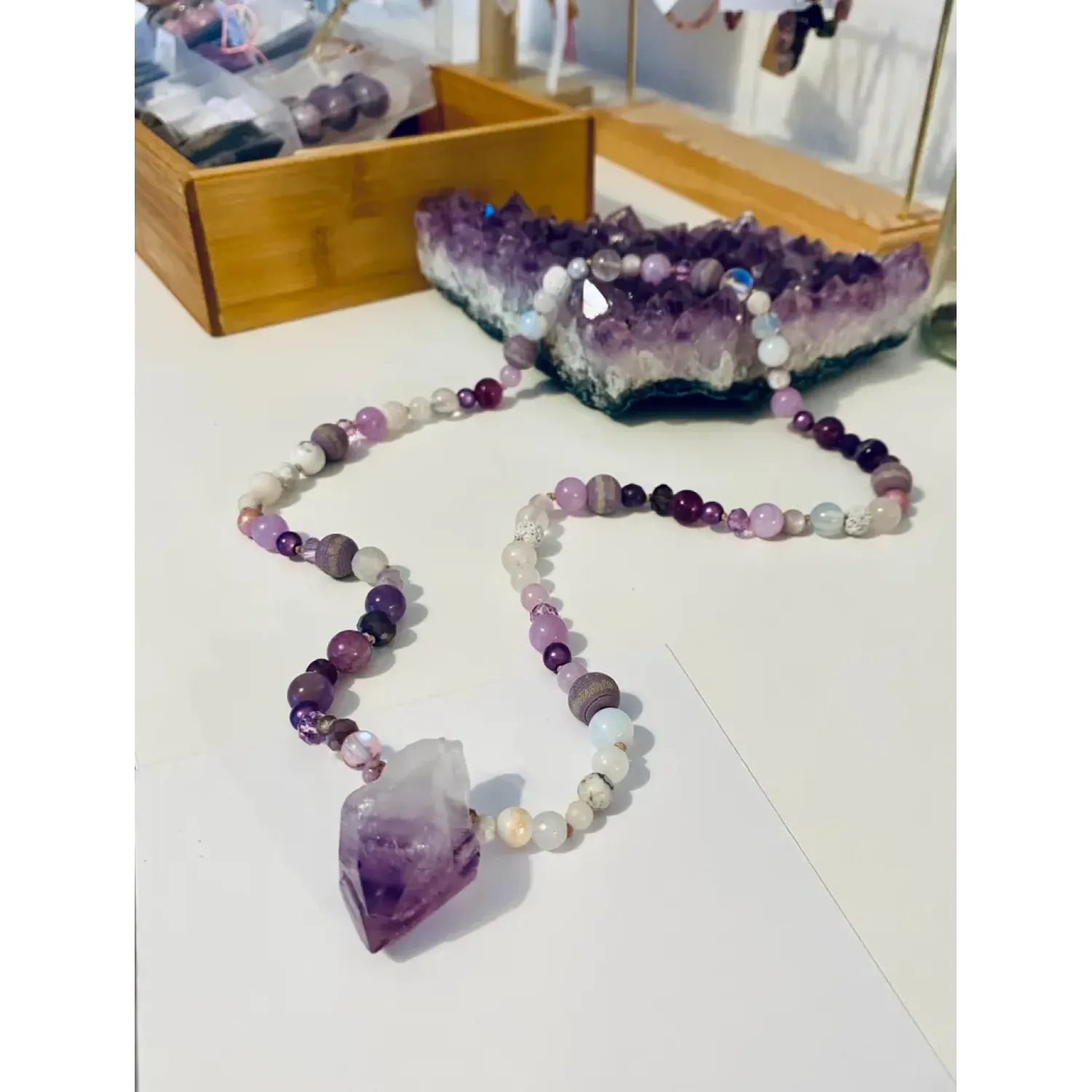Edelstein Kette mit Amethyst Spitze im Mala Stil