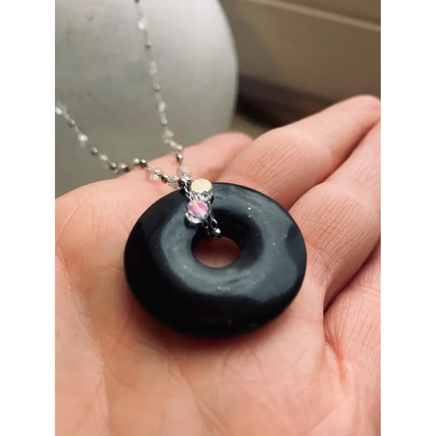 Schungit Donut mit langer Edelstahl Kette