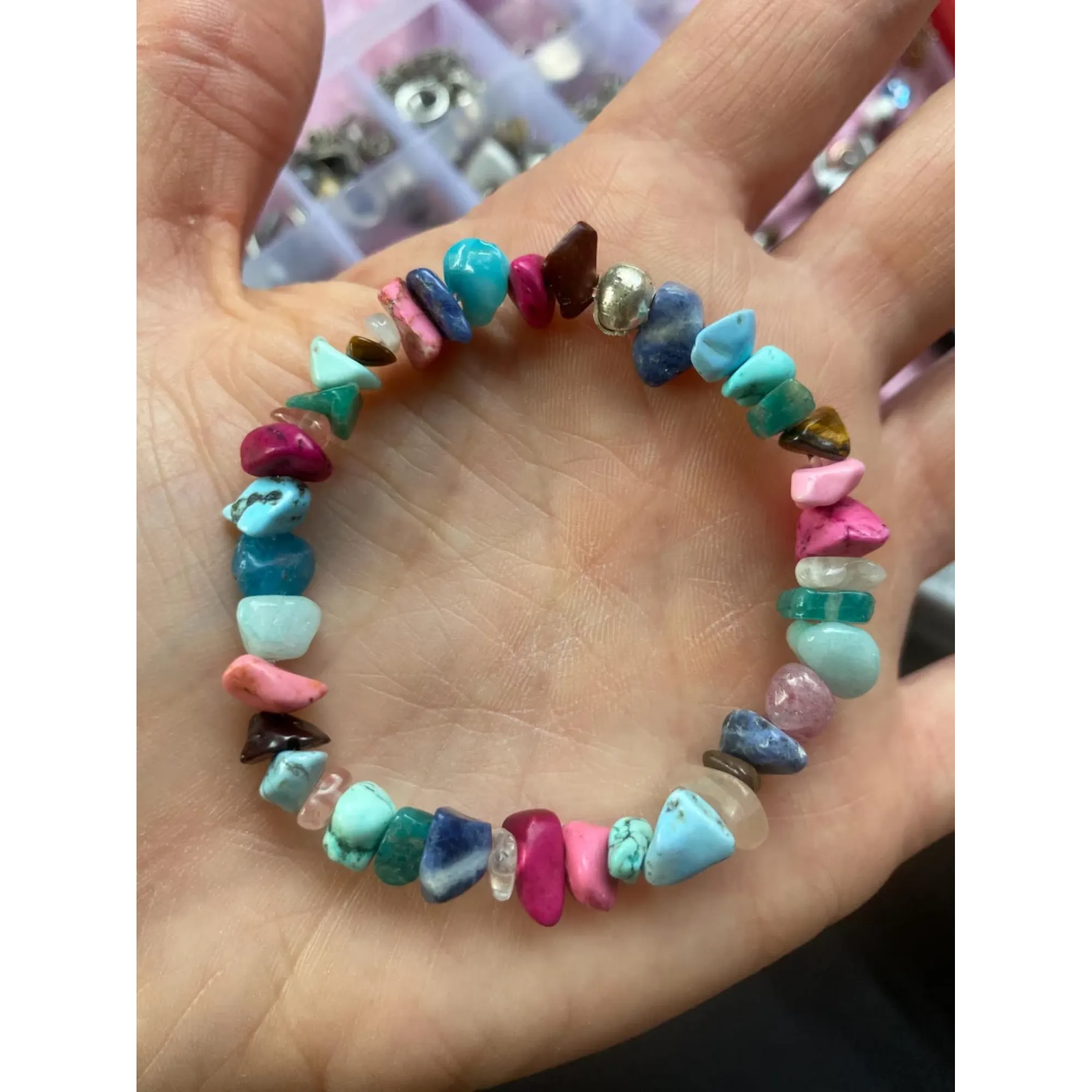Armband aus bunten Edelstein Chips