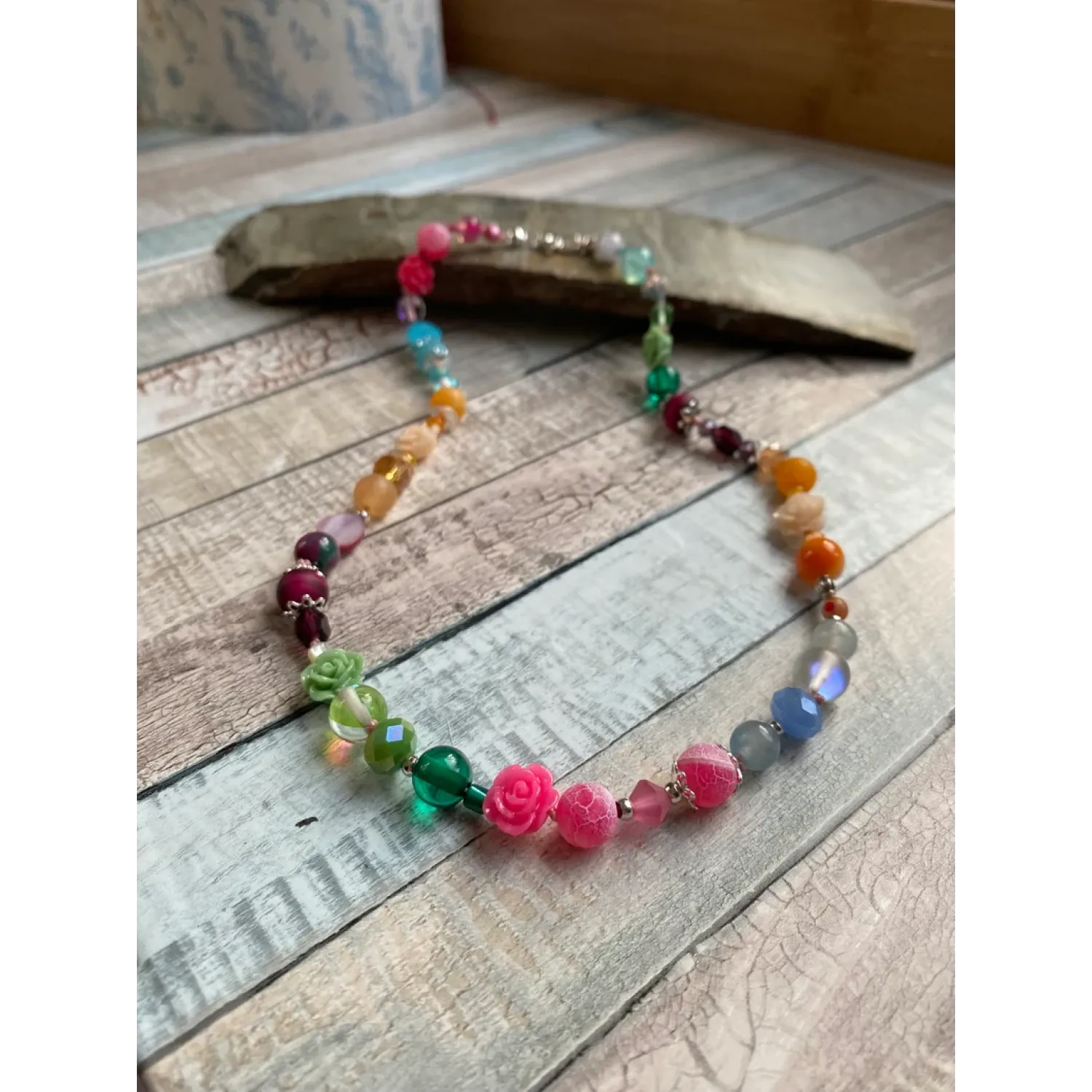 Kette mit Blüten und Herzen