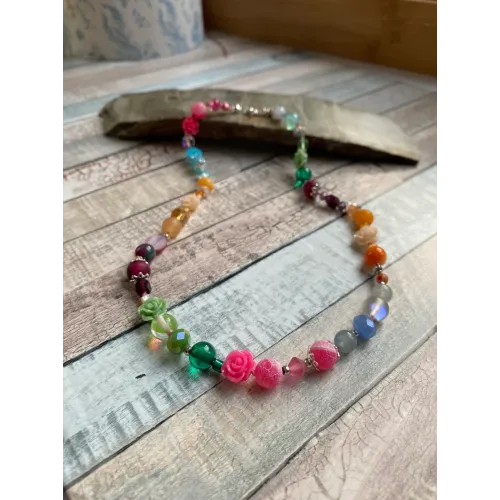 Kette mit Blüten und Herzen
