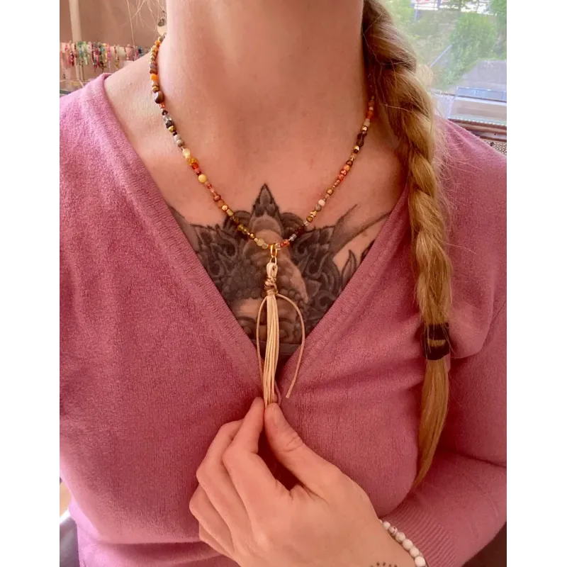 Filigrane Perlenkette mit Quaste in Orange / Gold Tönen