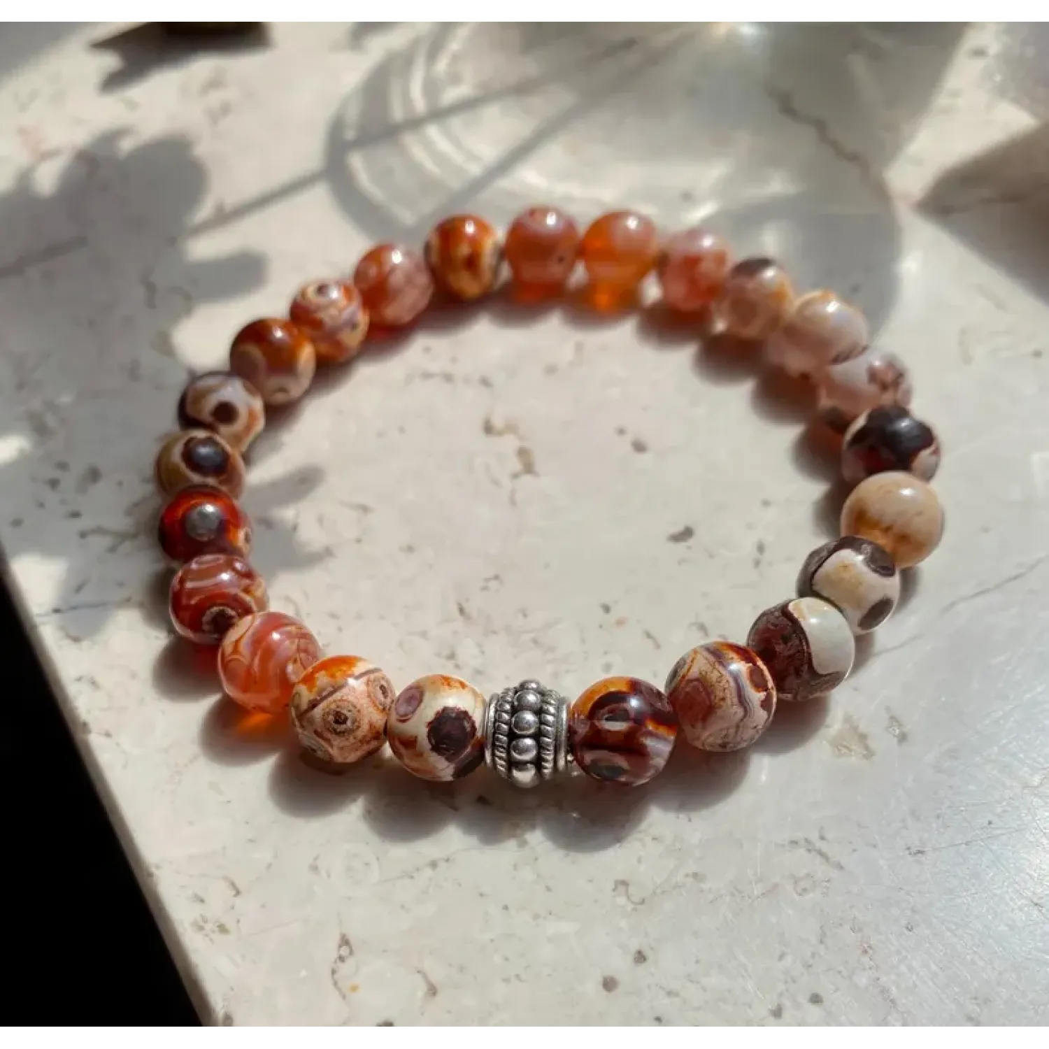 Dehnbares Armband aus Mongol-Achat Perlen