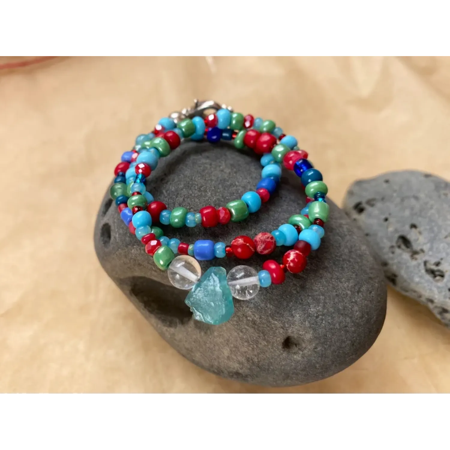 Bunte Kette mit kleinen Perlen und Apatit Rohstein