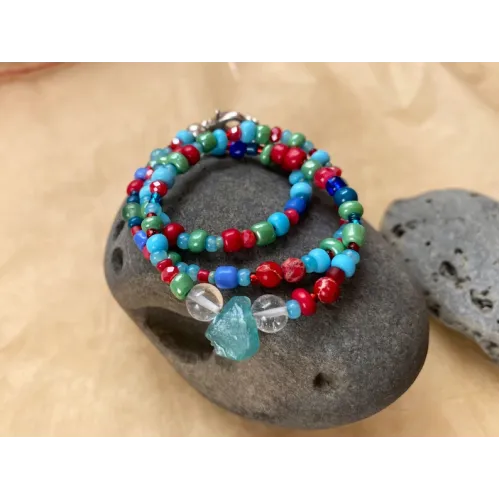 Bunte Kette mit kleinen Perlen und Apatit Rohstein