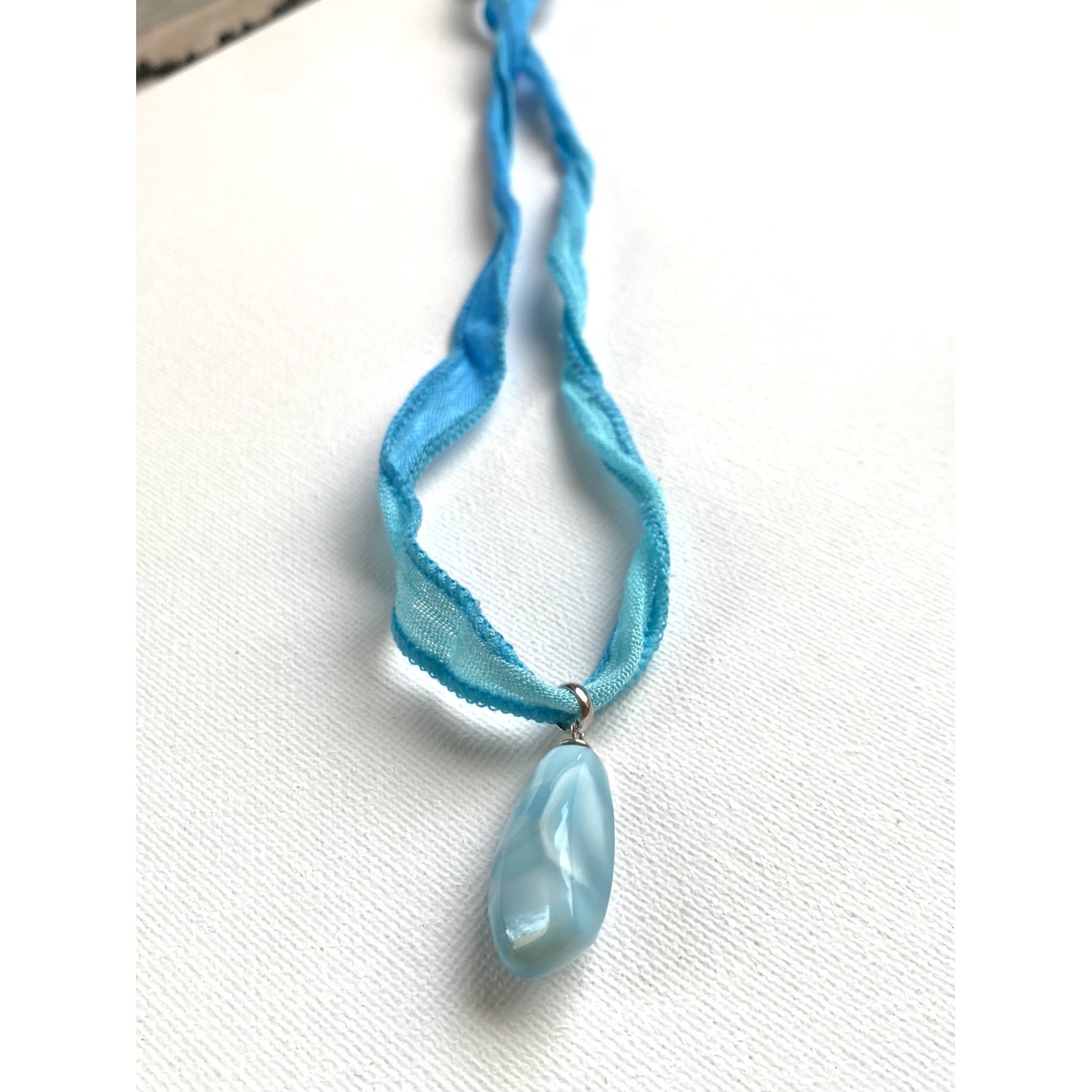 Larimar Anhänger an Stoffband in Blau