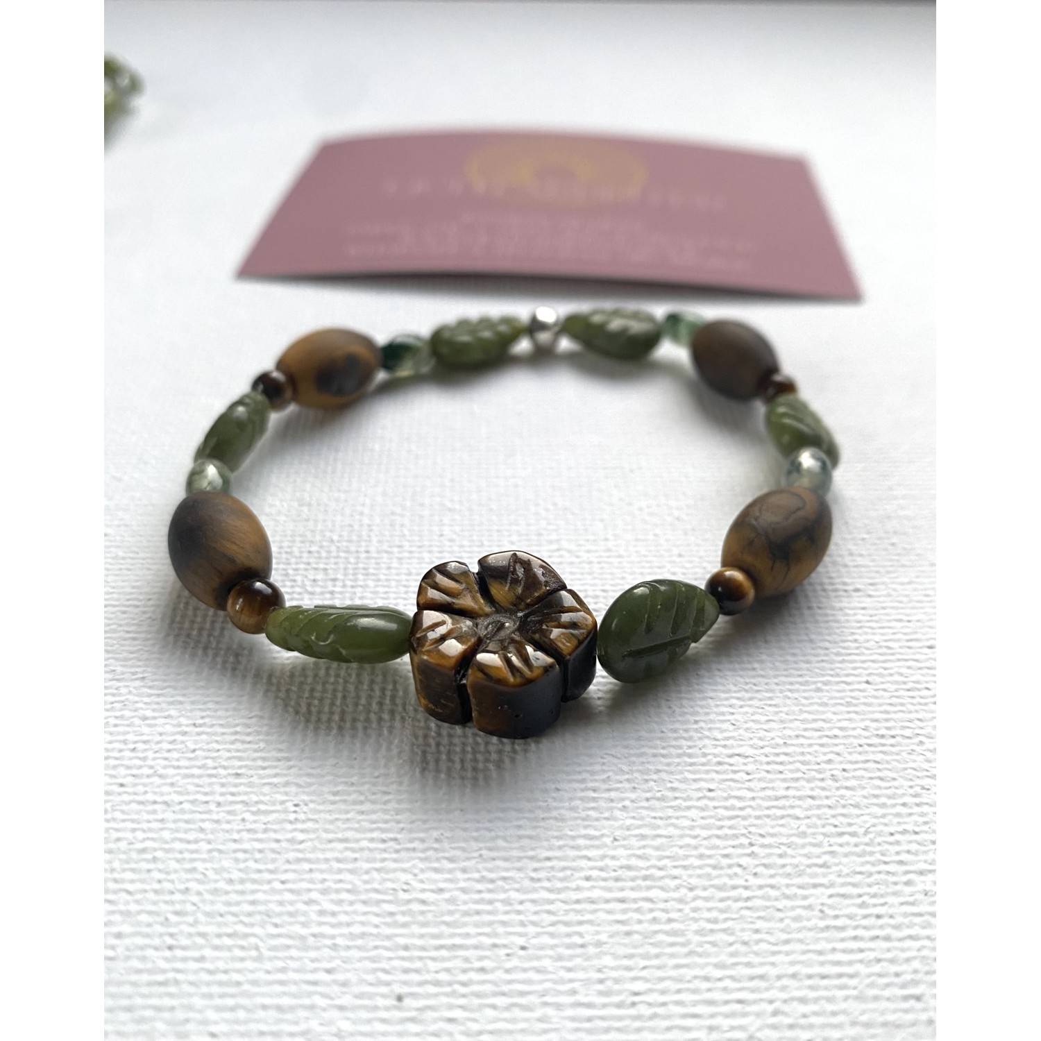 Armband „Leaves“ mit Blüte aus geschnitztem Tigerauge